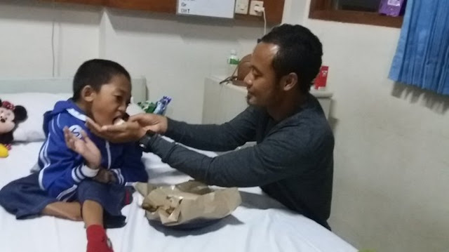 8 Fakta dari Kisah Fahri (11th), Anak yang Setiap Batuk Tulangnya Selalu Patah 8 Fakta dari Kisah Fahri (11th), Anak yang Setiap Batuk Tulangnya Selalu Patah