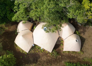 Struktur tenda-tenda ini dirancang khusus oleh seorang arsitektur berkebangsaan Jepang yang bernama Pak Issei Tokiota. Disebut JIKKA karena kompleks kecil ini terdiri dari 5 struktur runcing, yang berisi bermacam-macam fasilitas. Termasuk kolam renang berbentuk spiral dan dapur yang luas.