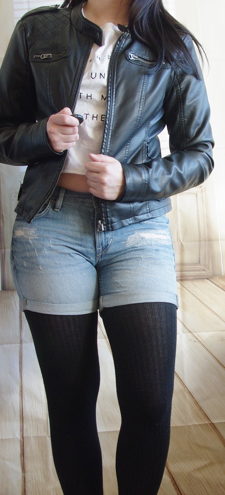 Lucciola [Outfit] Shorts with Tights, Boots and Leather Jacket