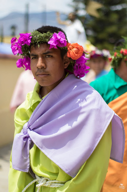Apostol con corona de flores en Oaxaca