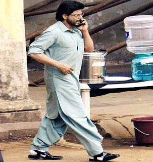 पठानी कुर्ता-पजामा में दिखे 'रईस' शाहरुख खान, लग रहें काफी हैंडसम