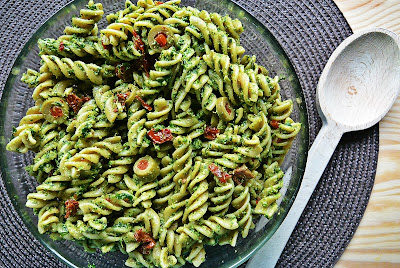 Pełnoziarniste fusilli z pesto z rukoli