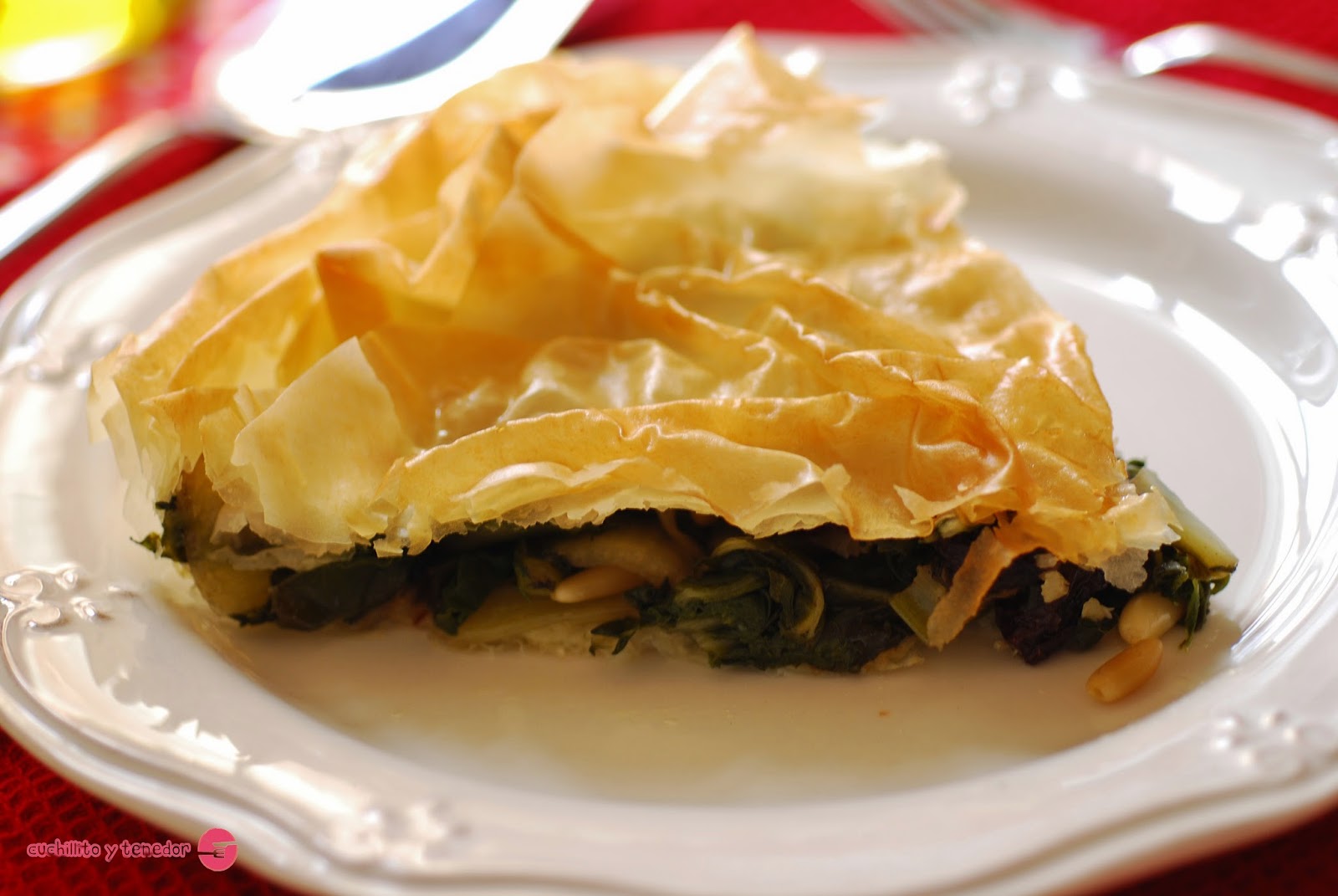 Acelgas con pasas y piñones en pasta filo. Cuchillito y Tenedor Acelgas con pasas y piñones en pasta filo. Cuchillito y Tenedor