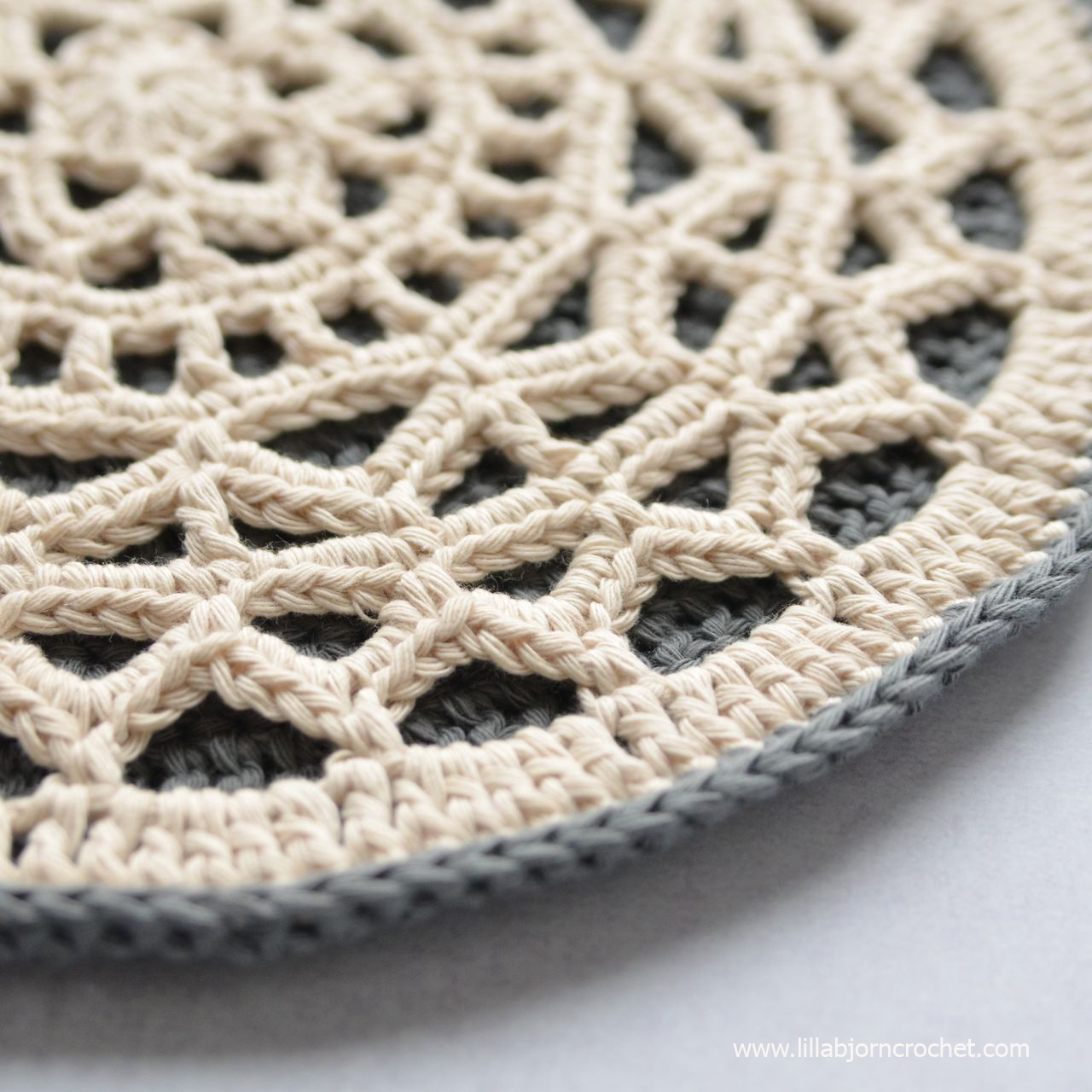 Geometric Mandala - easy crochet pattern by www.lillabjorncrochet.com