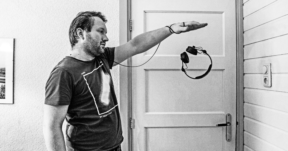 Sander van Loenen Over communicatie en meer Floating headphones