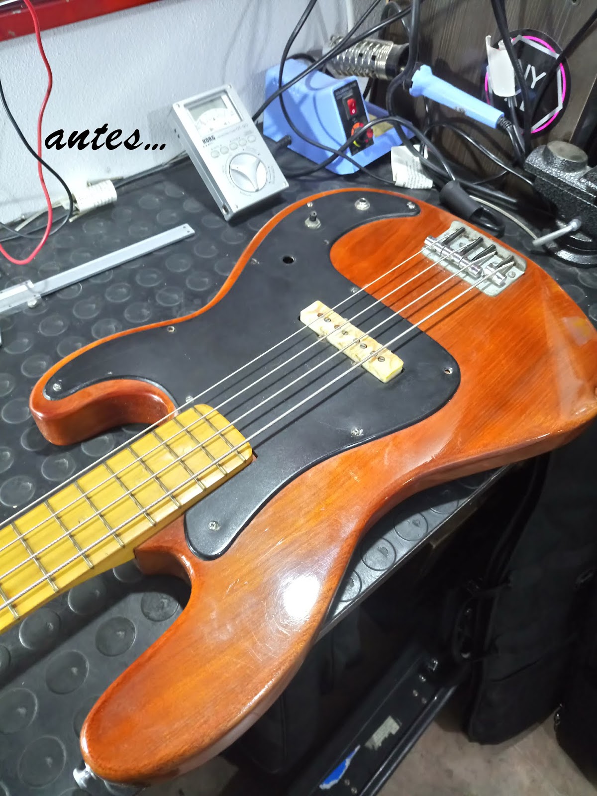 Luthier Zona Oeste: Bajo Caiola Mobel (?)
