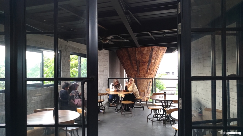 Nongkrong Sambil Makan Pizza Nongkrong Sambil Makan Pizza