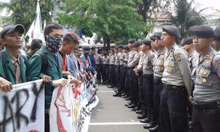 Ratusan Buruh & Mahasiswa Gelar Aksi Demo di Depan Istana Negara