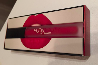 revue Huda Beauty rouge à lèvres liquides à effet mat Cheerleader