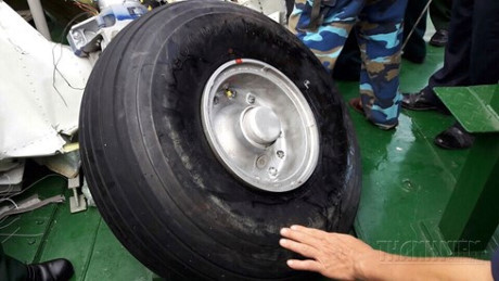 Hinh anh dau tien ve manh vo may bay tuan tham CASA 212 bi roi - Anh 8