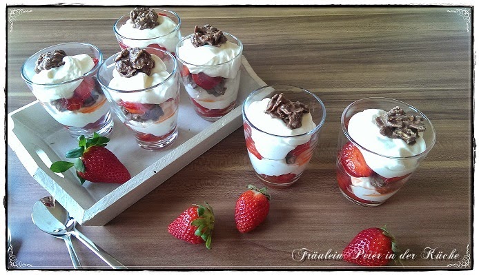 Fräulein Peter in der Küche: Vanillecreme mit Erdbeeren und Schoko-Crossies
