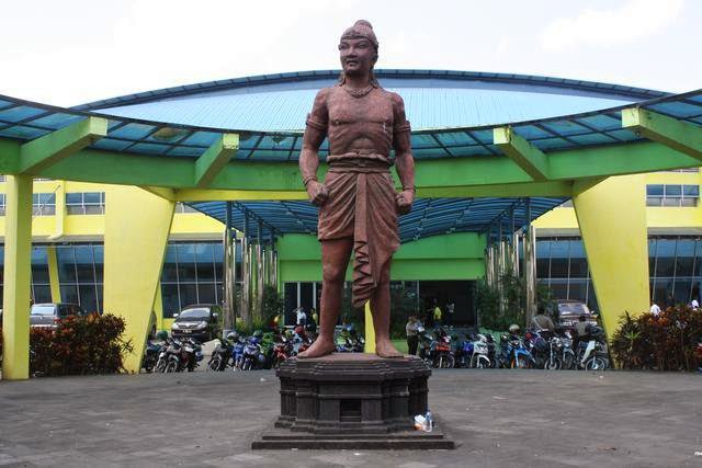 The statue of Ken Anggrok