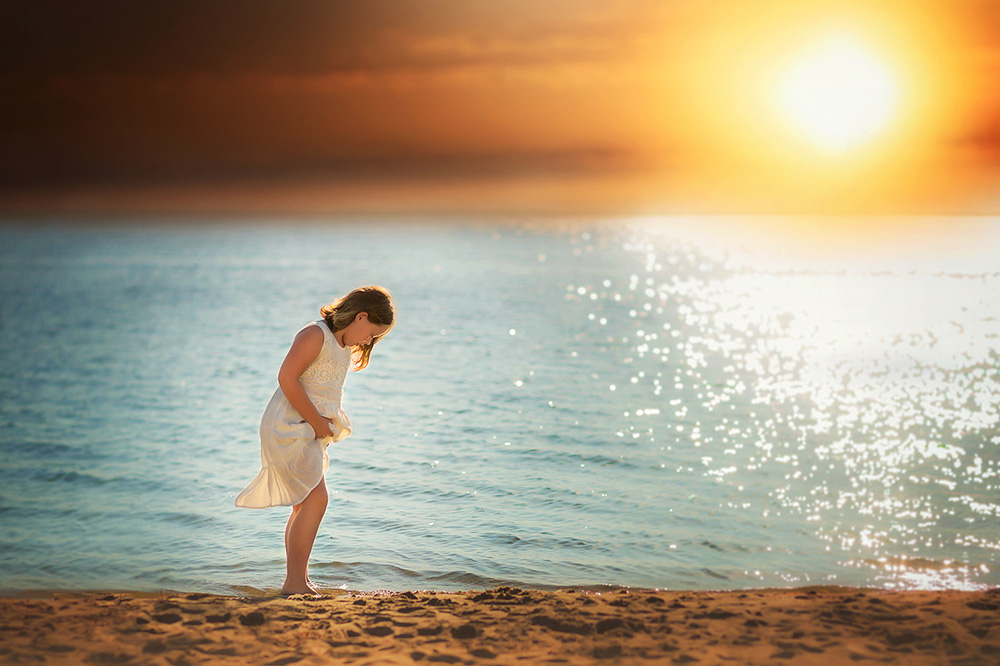 image of a girl on the beach by Willie Kers of GlamourKidz Photography the netherlands