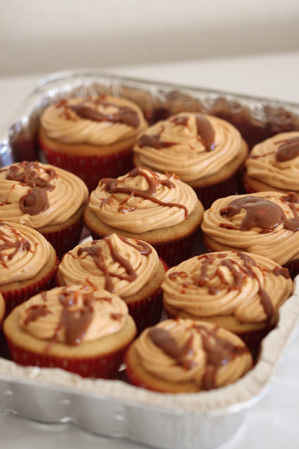 Dulce de Leche Cheesecake-Filled Cupcakes | Tortillas and Honey | #shop