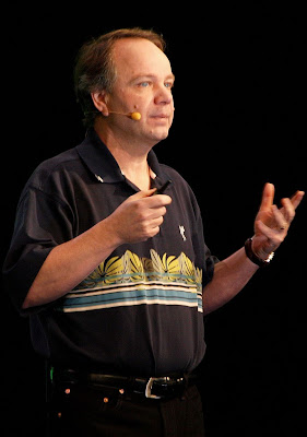 Sid Meier é um bom exemplo de game designer cuja carreira teve início programando jogos. Atualmente ele atua apenas como consultor para jogos da franquia Sid Meier's Civilization.