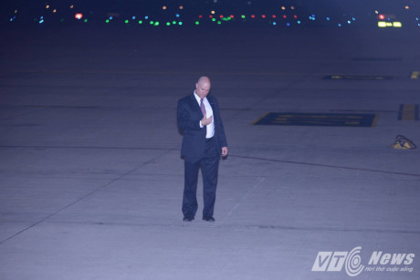 Hình ảnh đầu tiên của Tổng thống Mỹ Obama tại sân bay Nội Bài - Ảnh 3 Hinh anh dau tien cua Tong thong My Obama tai san bay Noi Bai - Anh 3