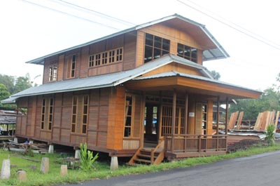 Rumah Woloan Bisa Bertahan Satu Abad ~ Dion DB Putra