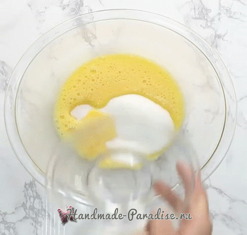 Добавить к яйцам сахар и лимонный сок