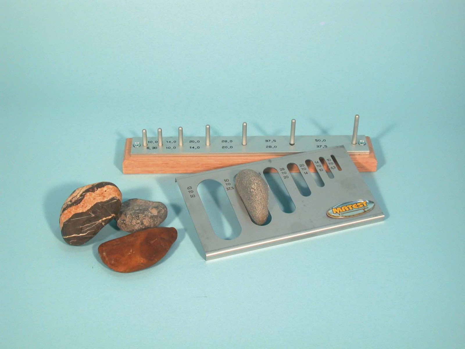 DETERMINATION OF FLAKINESS AND ELONGATION INDEX OF COARSE AGGREGATE AS