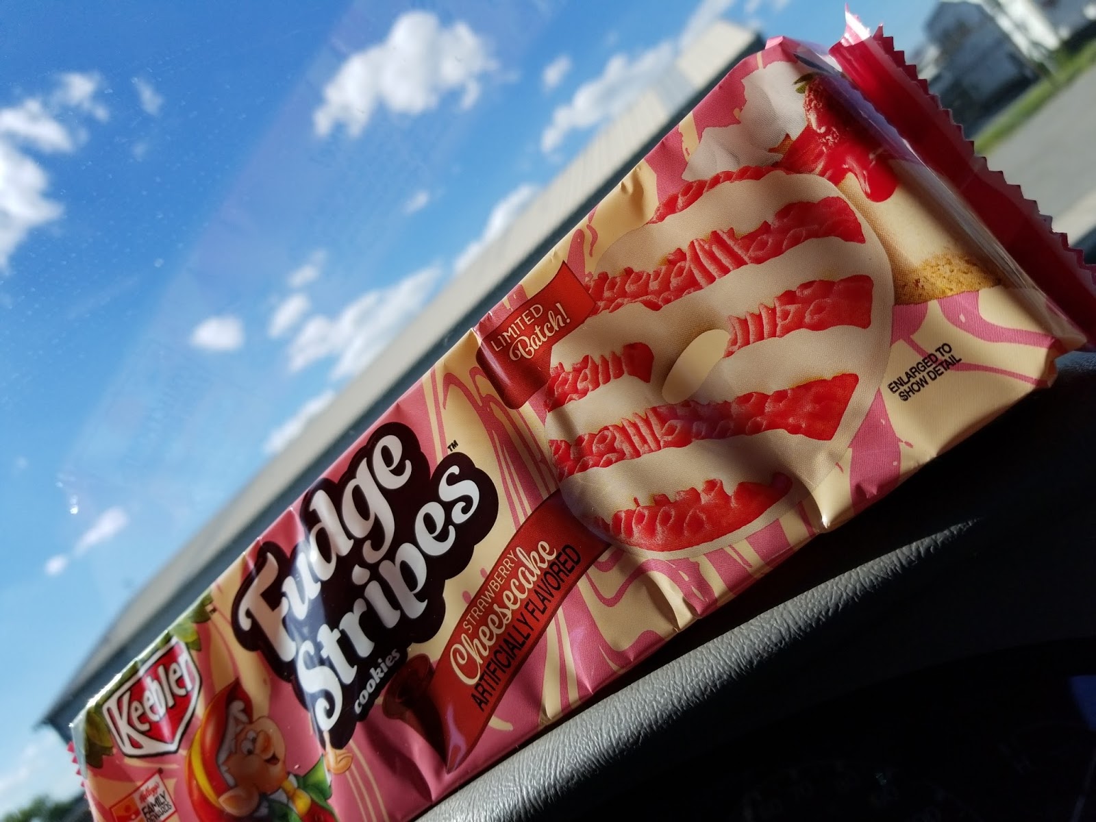 Keebler 🍓 Fudge Stripes Starwberry Cheesecake Cookies🍓