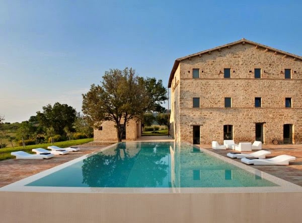 Eıne 300-year-old Italian farm with minimalist interiors