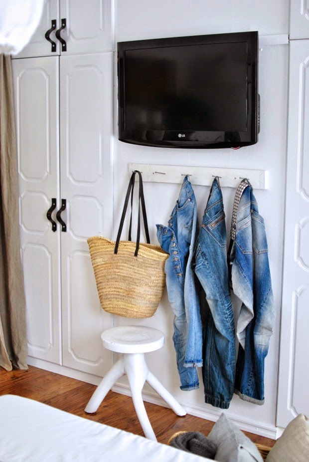 sovrum tv på väggen jeansförvaring läderhandtag