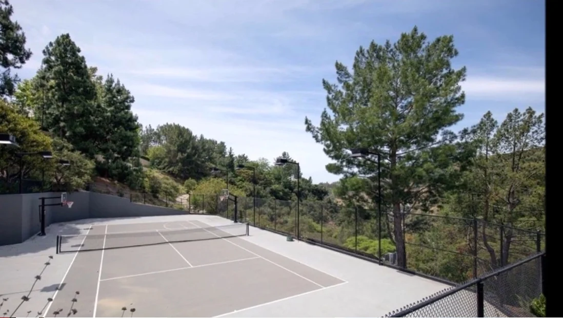 12 Photos vs. Justin Bieber & Hailey Baldwin $25.8 Million Beverly Park Mansion Interior Design Tour