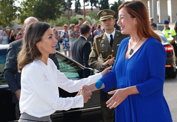 Queen Letizia wore Hugo Boss Banora2 Silk Blouse and grey print trousers, she wore Lodi burgundy suede ankle strap pumps, diamond earrings