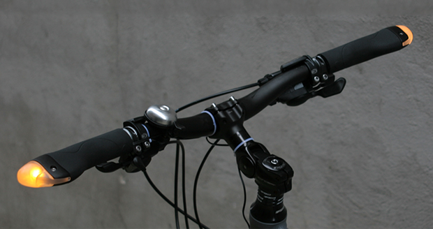 Blinker Grips - Bicycle grips with battery powered LED indicator lights