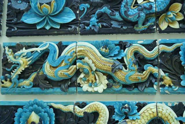 mur en brique dragon colore chinois imperial dragon jaune terre cuite chinoise