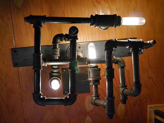 Desain lampu unik dari pipa bekas