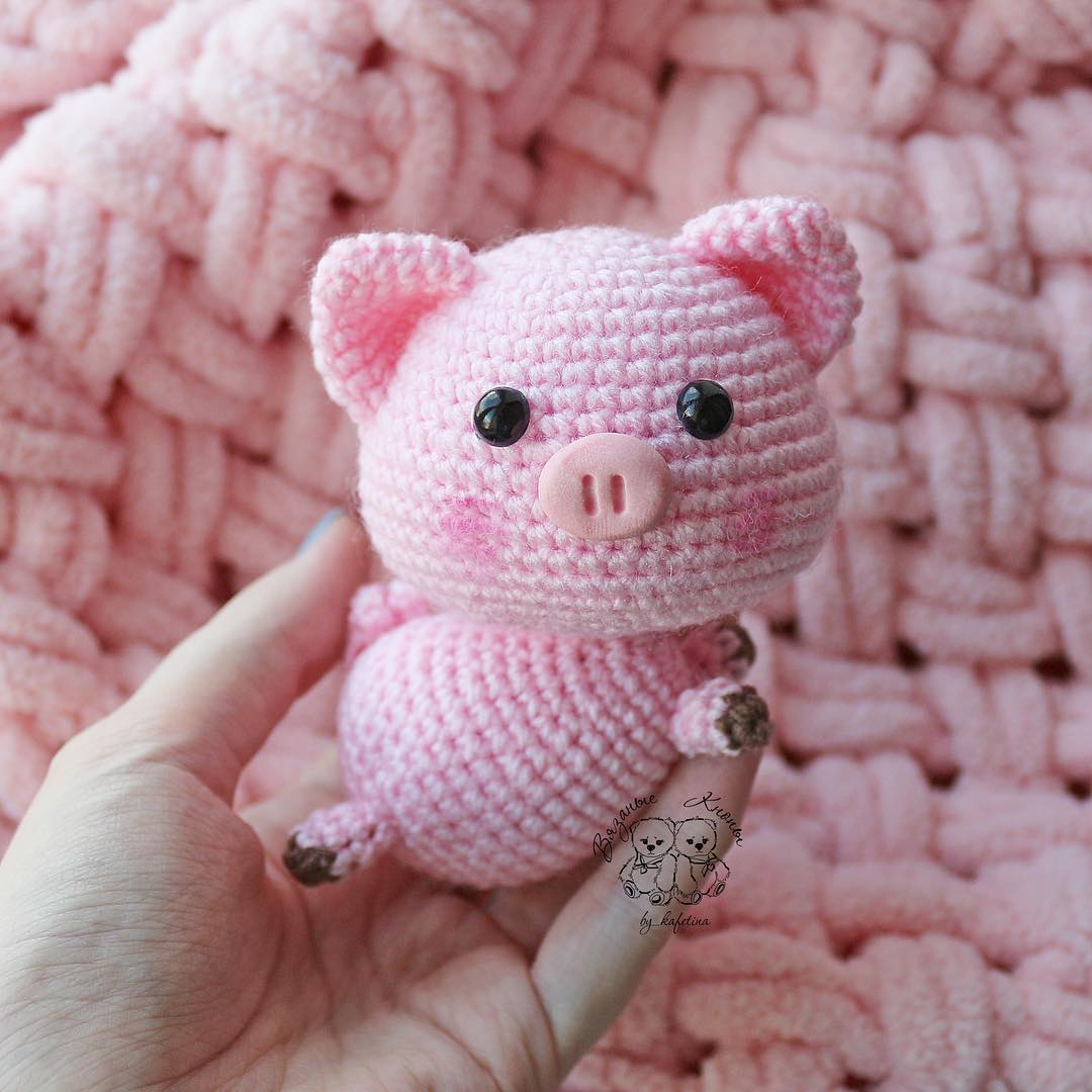 Crochet pig amigurumi