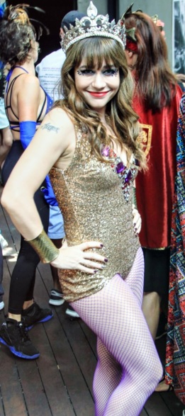 Alessandra Negrini Foto de Alessandra Negrini feliz con corona de reina