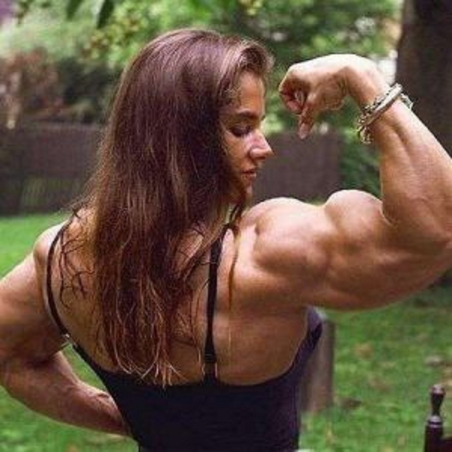 Мужчинам нравятся волосатые. Женщина с мускулами. Мускулы женщины огромные. Накаченные девушки. Женский бодибилдинг.