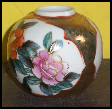 antik lawas Guci Keramik motif bunga 