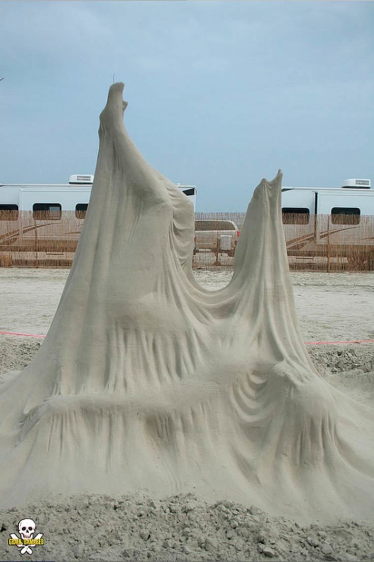 Jara studied fine art in college, but soon realized that design was not his strong suit. Instead, he wanted to create with his hands, and sand is the perfect medium. - His Sand Sculptures Are Freakishly Brilliant… How Is This Even Possible?