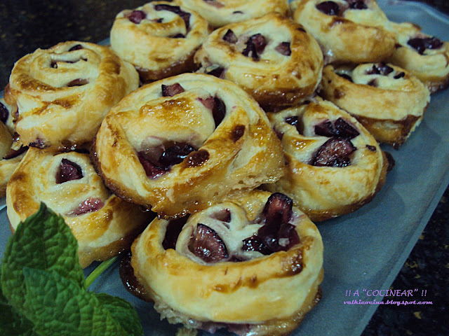 ESPIRALES DE HOJALDRE CON CEREZAS Y LECHE CONDENSADA