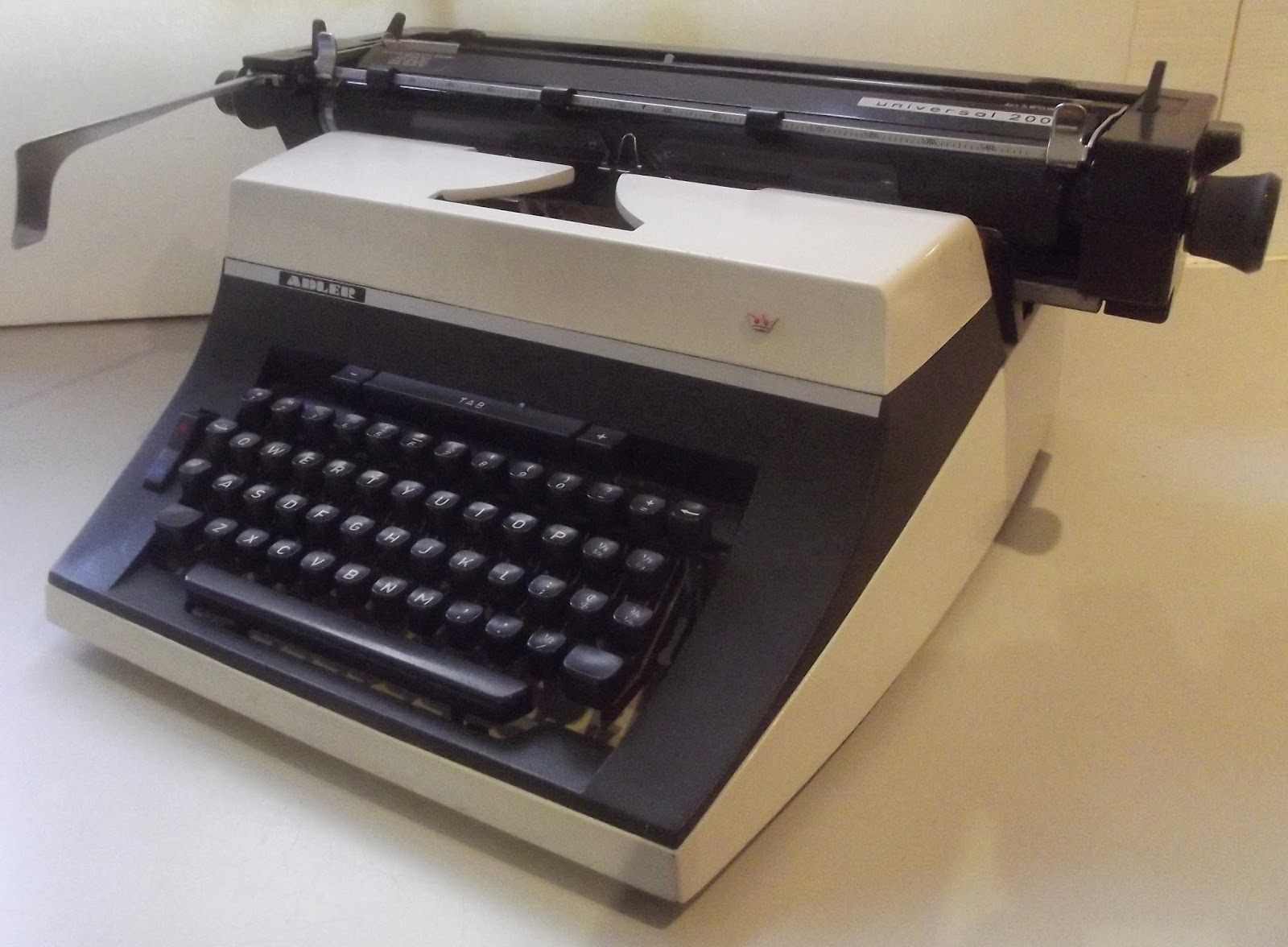 oz.Typewriter Adler Universal 200, 390 and 400 Standard Typewriter