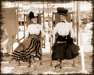 imagen vintage damas de época en la playa