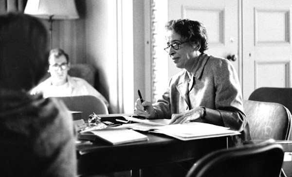 "Del desierto y los oasis" por Hannah Arendt. "Del desierto y los oasis" por Hannah Arendt.