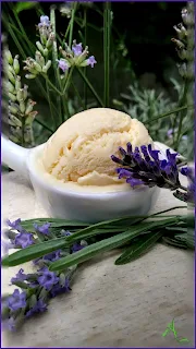 Flottant dans l'air du temps, un crème glacée au parfum floral qui rappelle la Provence !