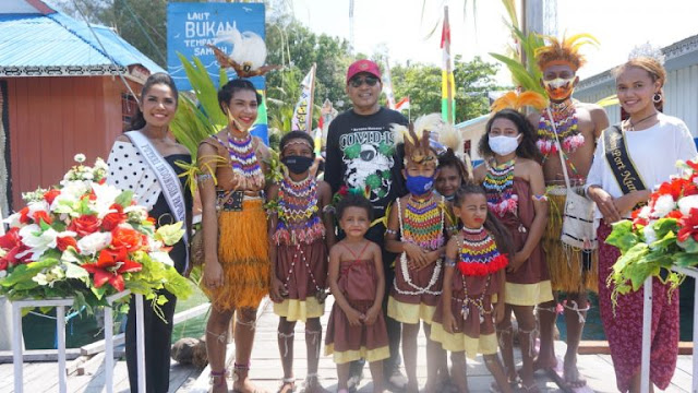 Benhur Tomi Mano Resmikan Rumah Ondoafi dan Berbagai Fasilitas di Tahima Soroma Benhur Tomi Mano Resmikan Rumah Ondoafi dan Berbagai Fasilitas di Tahima Soroma