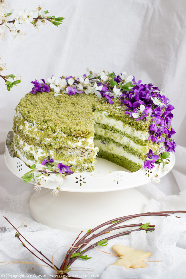 wiosenny zielony tort fiołkowo-herbaciany