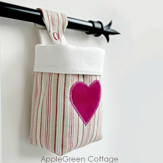 Christmas sewing gifts diy projects easy pattern patterns sew hanging basket cute 20+ Easy Diy Christmas Gifts To Sew (This Christmas!) - AppleGreen Cottage