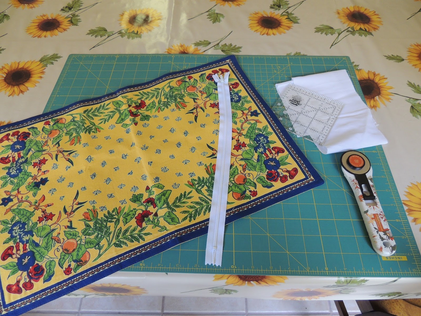 sing. read. sew. travel. teach.: Placemat to Zipper Pouch