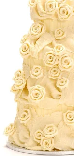 Pastel con decoración de rosas hechas con fondant.