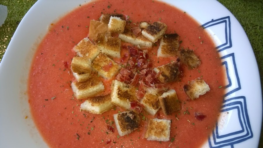 Una ración de gazpacho con virutas de jamón ibérico