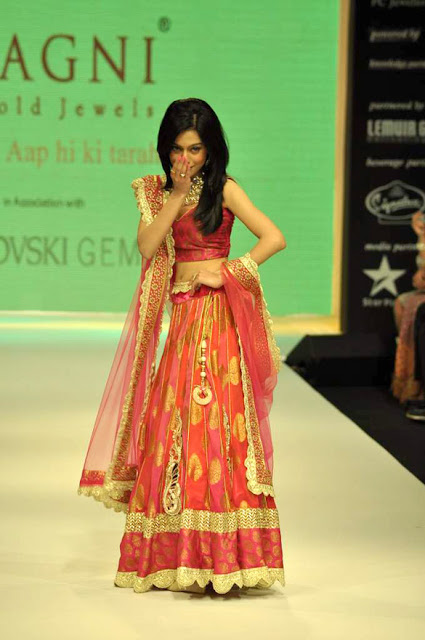 Amrita Rao walks the ramp for Agni Gold at IIJW-2012