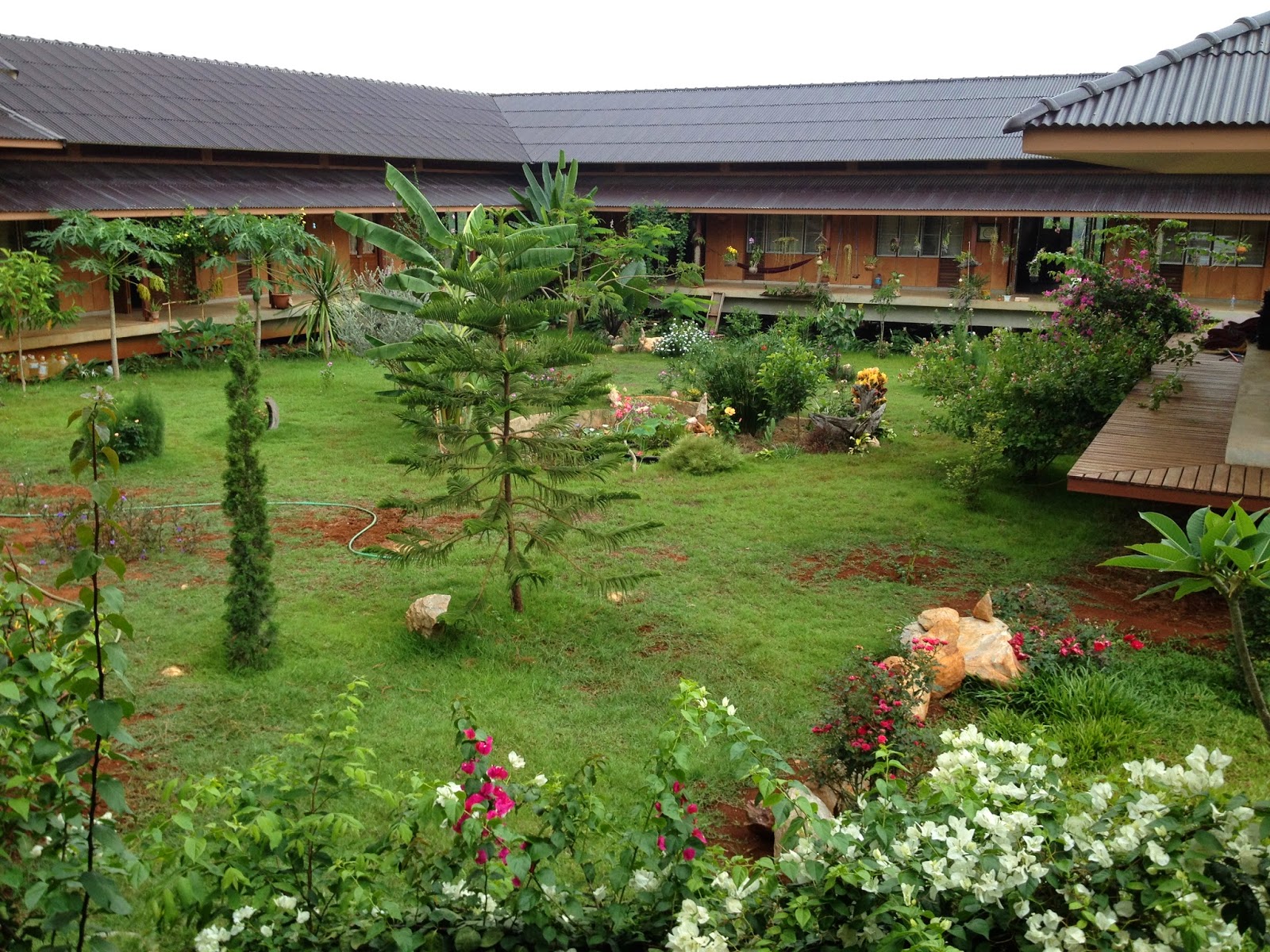 Plum Village Wallpaper 1024 x 684 jpeg 147kb. Apartamento Wallpaper