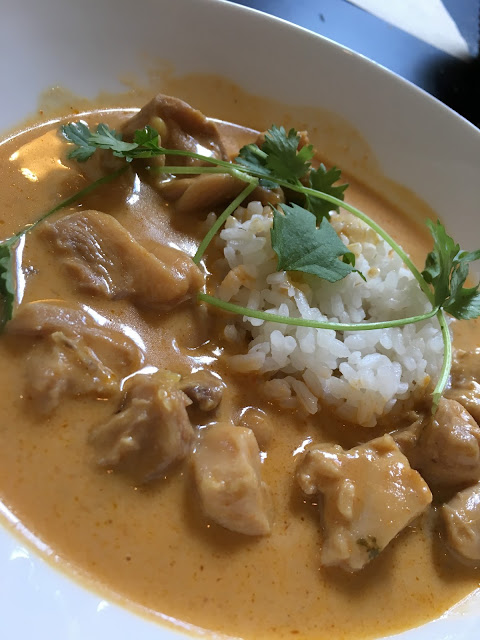 Curry thai rojo de pollo de granja y arroz picante.